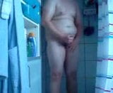 Un vrai garçon amateur prend une douche et se masturbe snapshot 11