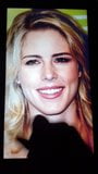 Emily Bett Rickards (cum hołd) 2 snapshot 1