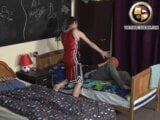 Unbeschnittener Scally-Twink wird mit seinem beschnittenen Freund verglichen snapshot 3