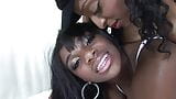 Carmen Hayes, lesbienne noire à gros nichons, gros cul, lèche la chatte de la bombasse brune sexy Taylor Layne en utilisant deux godes pour l'orgasme snapshot 3
