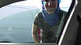 Prostituta argelina folla en coche en el estacionamiento de McDonald's en Marsella snapshot 1