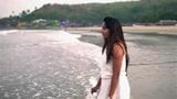 Bhanu in hete fotoshoot op het strand snapshot 4