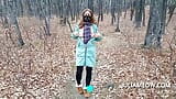 दिखावट लड़की शरद ऋतु के जंगल में कपड़े उतारती है snapshot 4