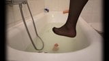 Dildo com meia-calça no banho snapshot 1
