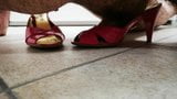 Kongkek dan pancut sandal nada kencing ibu saya di atas lantai snapshot 2