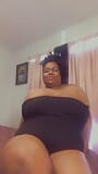 Une bbwtrina sexy fait un strip-tease snapshot 3