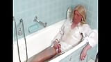 Golden Shower in der Badewanne snapshot 4