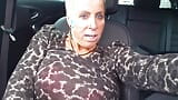 Beim Autofahren mit dem Dildo bearbeitet Milf real Orgasm snapshot 14