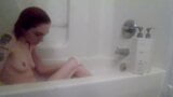 MILF se rase dans le bain snapshot 4