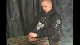 Skinhead pisst und bläst snapshot 5