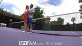 スパイファックのステップ仲間がテニスレッスンとデカチンを教える snapshot 3