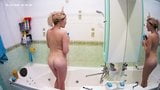 性感的裸体独角兽女孩沐浴牛奶并清洗无辜的身体 snapshot 11