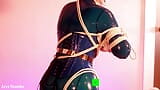 1 uur bondage in latex compilatievideo's - blonde milf Arya Grander snapshot 4