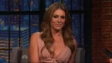 Elizabeth Hurley - đêm khuya với seth meyers - 11-10-2015 snapshot 3