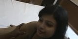 Schönes süßes geiles Mädchen bläst Schwanz mit Hindi-Talk snapshot 2