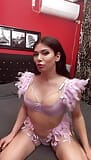 Mulher trans sexy em traje rosa snapshot 1