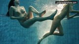 Andrea y Monica adolescentes calientes en la piscina snapshot 7