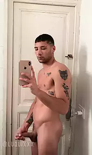 Una paja rápida antes de la ducha | xHamster
