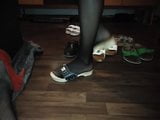 Ballbusting, CBT, Strumpfhosen, Clogs, riesiges Abspritzen snapshot 4