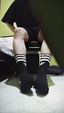 Twink tienerjongen toont zijn vuile stinkende zwarte sokken snapshot 7