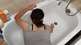 Je baise la femme de ménage dans la salle de bain - illusion lesbienne snapshot 8