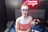 Geiles sexy Schätzchen fickt ihre rosa Muschi snapshot 1