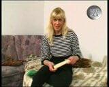 Blonde Stellt ihren neuen Dildo vor snapshot 2