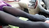 Handjob dan legjob amatur awam di dalam kereta.  - Sanyany snapshot 6