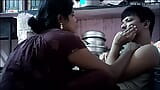 Ibu rumah tangga India memeluk dan berciuman snapshot 5