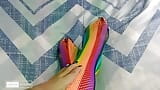 Fetysz stóp z seksownymi kolorowymi pończochami snapshot 1