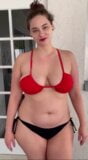 Jennie Runk má sexy thicc tělo bikin snapshot 2
