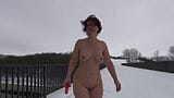 Une fille nue se masturbe en public dans la neige snapshot 7