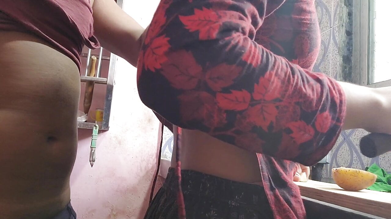 Kitchen me bhabhi ji ko ache se lund ka maja diya devar ne