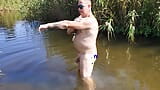 Adik tiri menangkap saya di sungai apabila saya membasuh zakar saya dan membantu saya snapshot 2