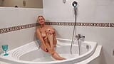 Amateur blonde rijpe vrouw geniet van seksspelletjes in de badkamer snapshot 3