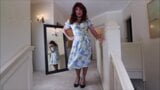 Sindy chasquea con su nuevo vestido azul snapshot 3