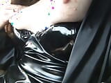 Sexy Schlampe lutscht Schwanz im Auto! snapshot 9