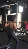 Nina dobrev在锻炼时展示她令人难以置信的屁股 snapshot 4