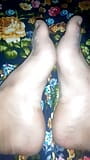 Les pieds embrassent mes pieds et mes jambes snapshot 1