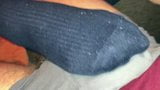 Stinkende Overknee-Socken Footjob - Orgasmus unter ihren Sohlen! snapshot 2