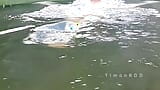 Hetero-Typ spritzt beim Rafting auf dem Fluss kräftig ab snapshot 20