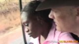 Tête interraciale sur la route du côté femme de ménage africaine snapshot 3