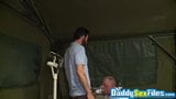 Militaire hunk Tom Nero trio beukende legerfetisj papa snapshot 3