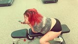 Une latina mouillée et sauvage avec des taches de rousseur baise son partenaire de gym! snapshot 2