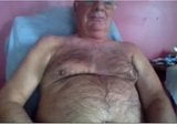 Opa streichelt vor der Webcam snapshot 4