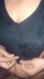 Desi -vrouw die beha en blouse draagt na het baden snapshot 5