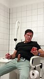 Szarpanie się w publicznej toalecie w budynku medycznym. Unedited snapshot 5