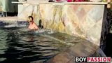 Blondes Twinky geht schwimmen und streichelt dann seinen Schwanz snapshot 3