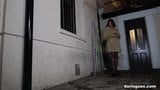 Prostituta de la calle del este se paga para chupar bolas snapshot 1