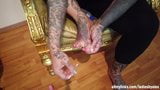 Une blonde tatouée se peint les ongles snapshot 7